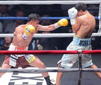 　１回、アントニオ・バルガス（右）を攻める比嘉大吾（撮影・吉澤敬太）