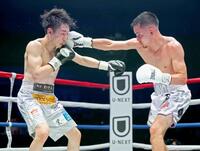 　９回、リカルド・サンドバル（右）に攻められる寺地拳四朗