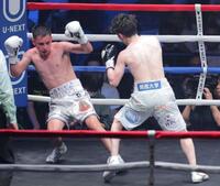 　５回、リカルド・サンドバル（左）からダウンを奪う寺地拳四朗（撮影・吉澤敬太）