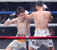 　１回、リカルド・サンドバルの攻めに苦しむ寺地拳四朗（撮影・吉澤敬太）