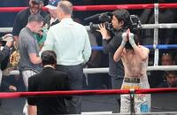 　リカルド・サンドバル（左）に敗れ、謝る寺地拳四朗（撮影・吉澤敬太）