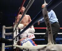 　エリック・ロサ（手前）を下した高見亨介（撮影・石井剣太郎）