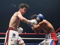 　６回、エリック・ロサを攻める高見亨介（撮影・石井剣太郎）