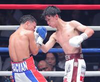 　７回、エリック・ロサ（左）に右アッパーを浴びせる高見亨介（撮影・吉澤敬太）