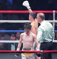 　１２回を戦い終え、うつむく寺地拳四朗（手前）と拳を掲げるリカルド・サンドバル（撮影・吉澤敬太）