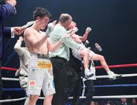 　リカルド・サンドバルに敗れた寺地拳四朗（左）＝撮影・石井剣太郎