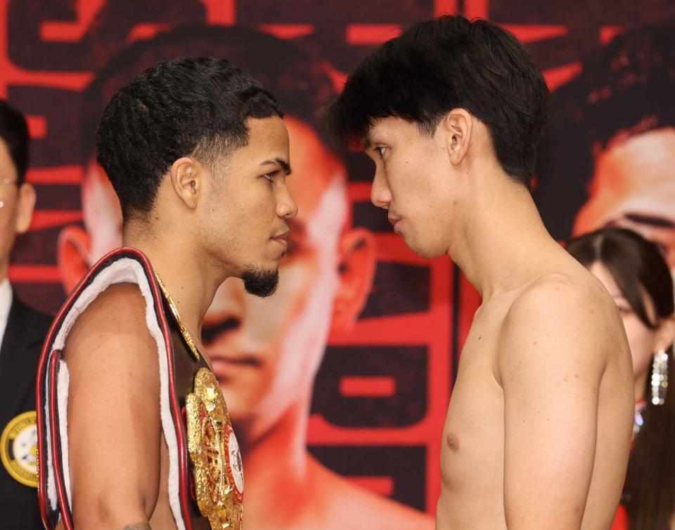 　フェイスオフするエリック・ロサ（左）と高見亨介