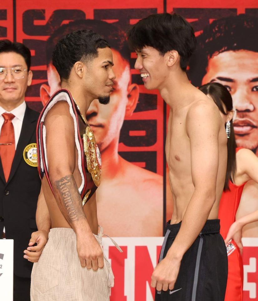 　エリック・ロサ（左）とのフェースオフで吹き出してしまう高見亨介（撮影・石井剣太郎）