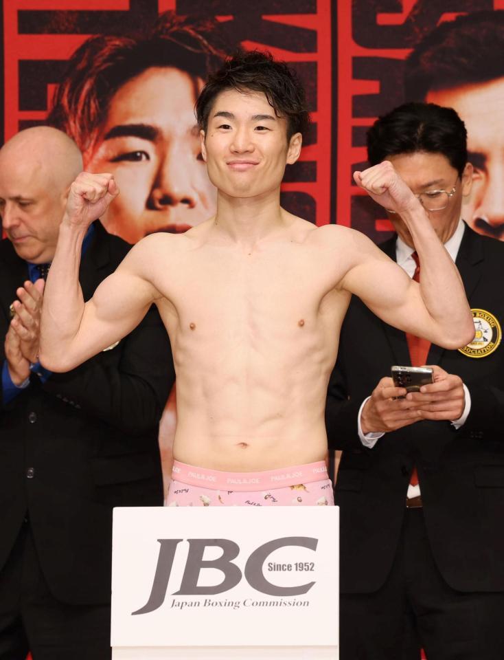 　前日計量に臨む寺地拳四朗（撮影・石井剣太郎）