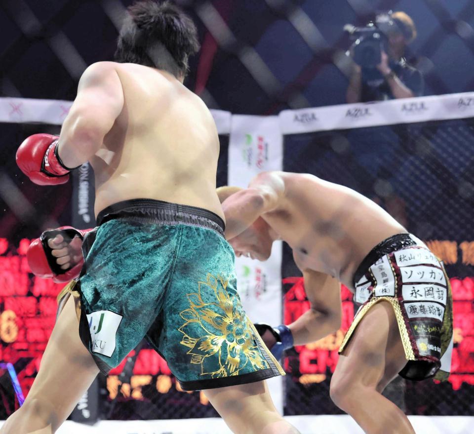 　てる（手前）にＢＤ１６で倒されるアンディ南野