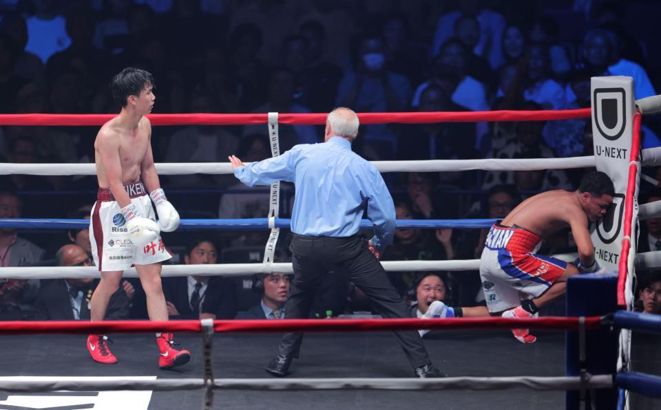 　１０回、エリック・ロサ（右）からダウンを奪う高見亨介（撮影・吉澤敬太）