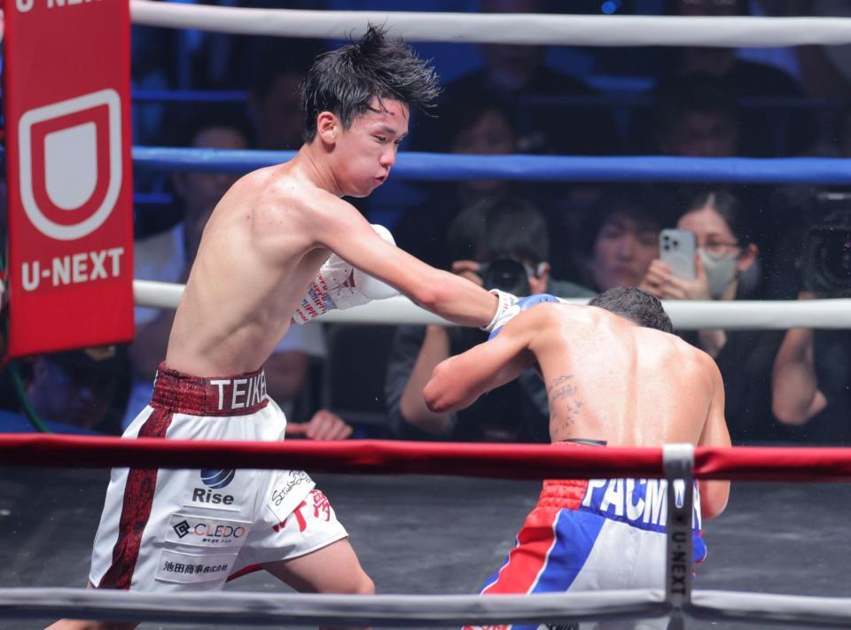 　７回、エリック・ロサ（右）を攻める高見亨介（撮影・吉澤敬太）