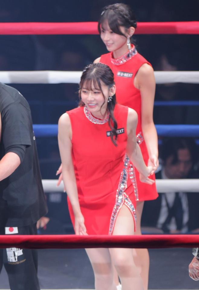 　笑みを浮かべるラウンドガール（撮影・吉澤敬太）