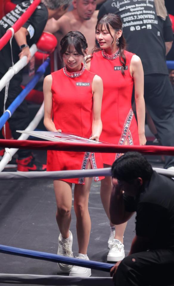 　リングを彩るラウンドガール（撮影・吉澤敬太）