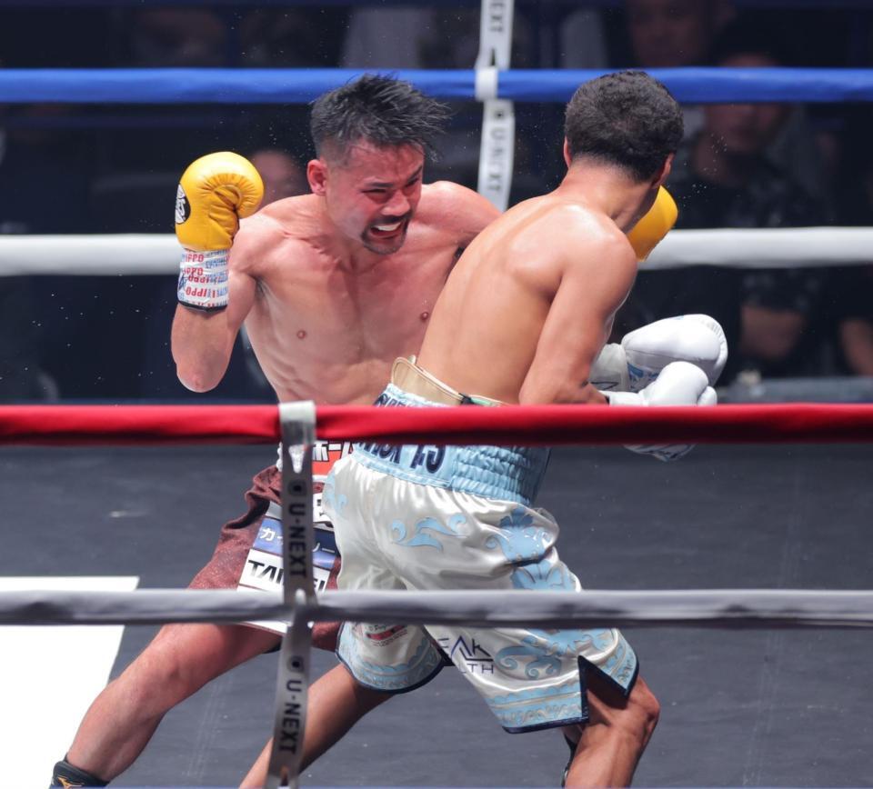 　４回、アントニオ・バルガス（手前）から左フックでダウンを奪う比嘉大吾（撮影・吉澤敬太）