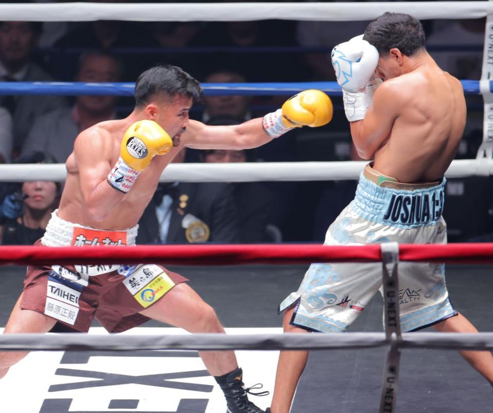 　１回、アントニオ・バルガス（右）を攻める比嘉大吾（撮影・吉澤敬太）