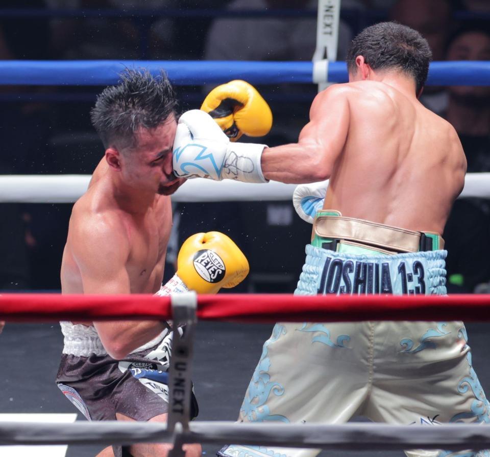 　１２回、アントニオ・バルガス（右）の左フックでダウンを奪われた比嘉大吾（撮影・吉澤敬太）