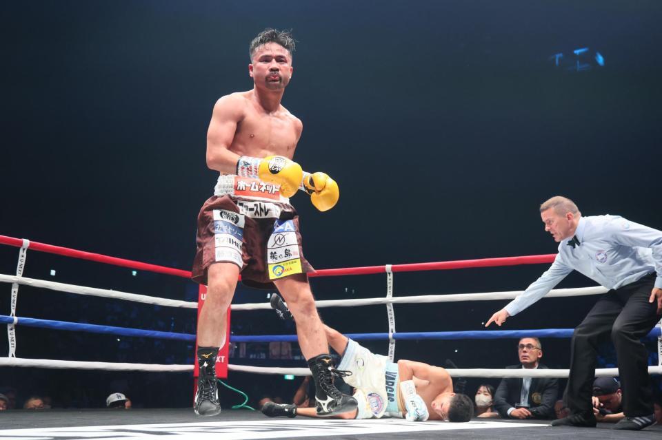 　４回、アントニオ・バルガスからダウンを奪う比嘉大吾（撮影・石井剣太郎）