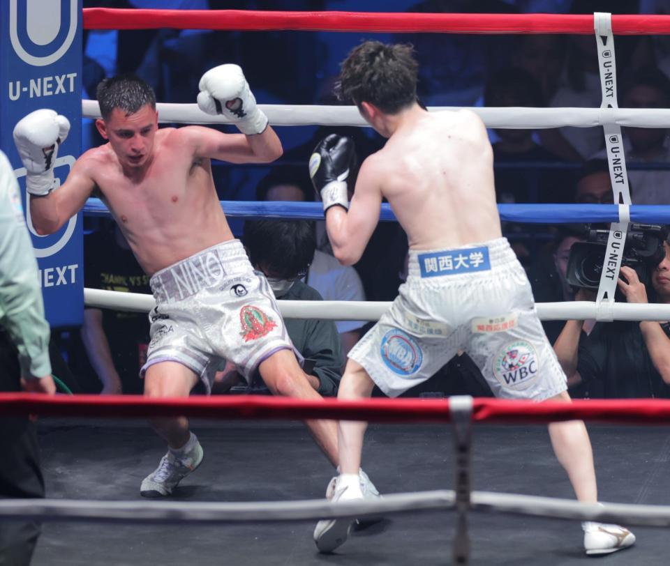 　５回、リカルド・サンドバル（左）からダウンを奪う寺地拳四朗（撮影・吉澤敬太）