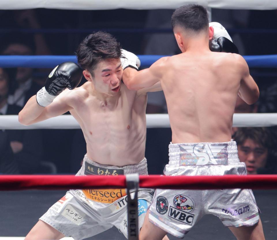 　１回、リカルド・サンドバルの攻めに苦しむ寺地拳四朗（撮影・吉澤敬太）