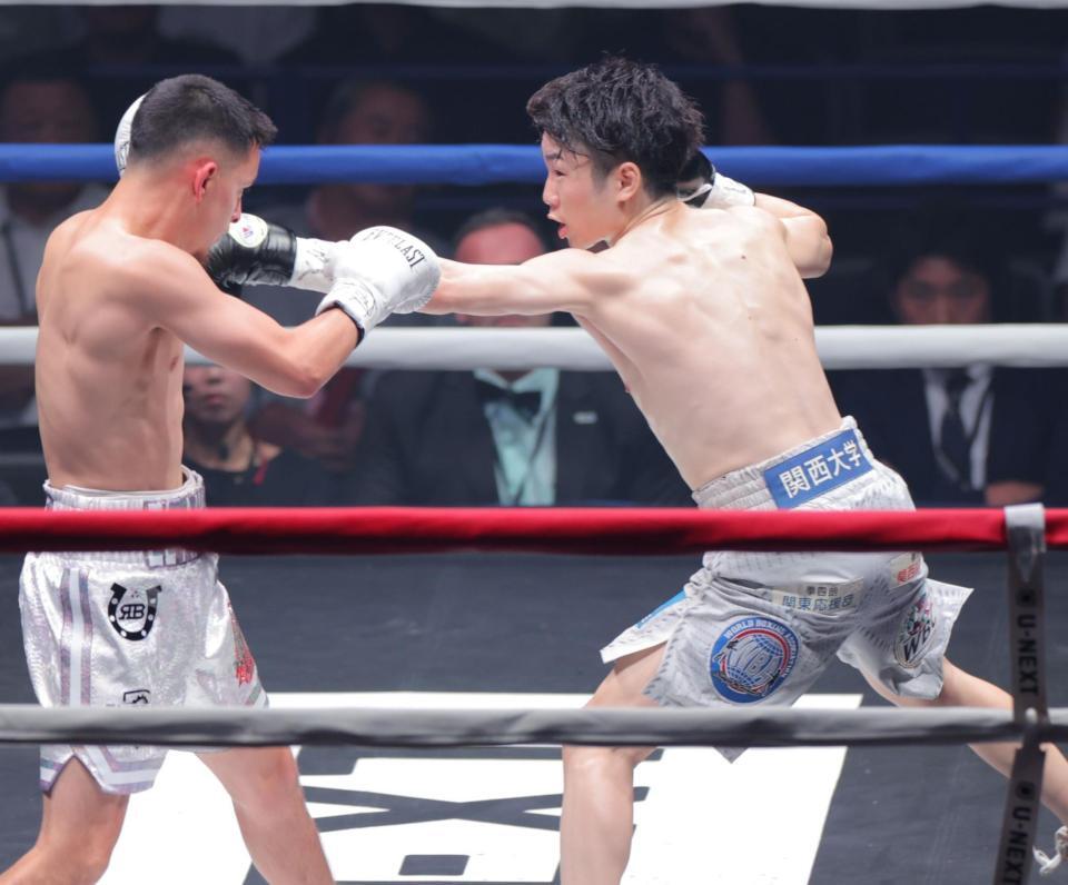 　１回、リカルド・サンドバル（左）を攻める寺地拳四朗（撮影・吉澤敬太）