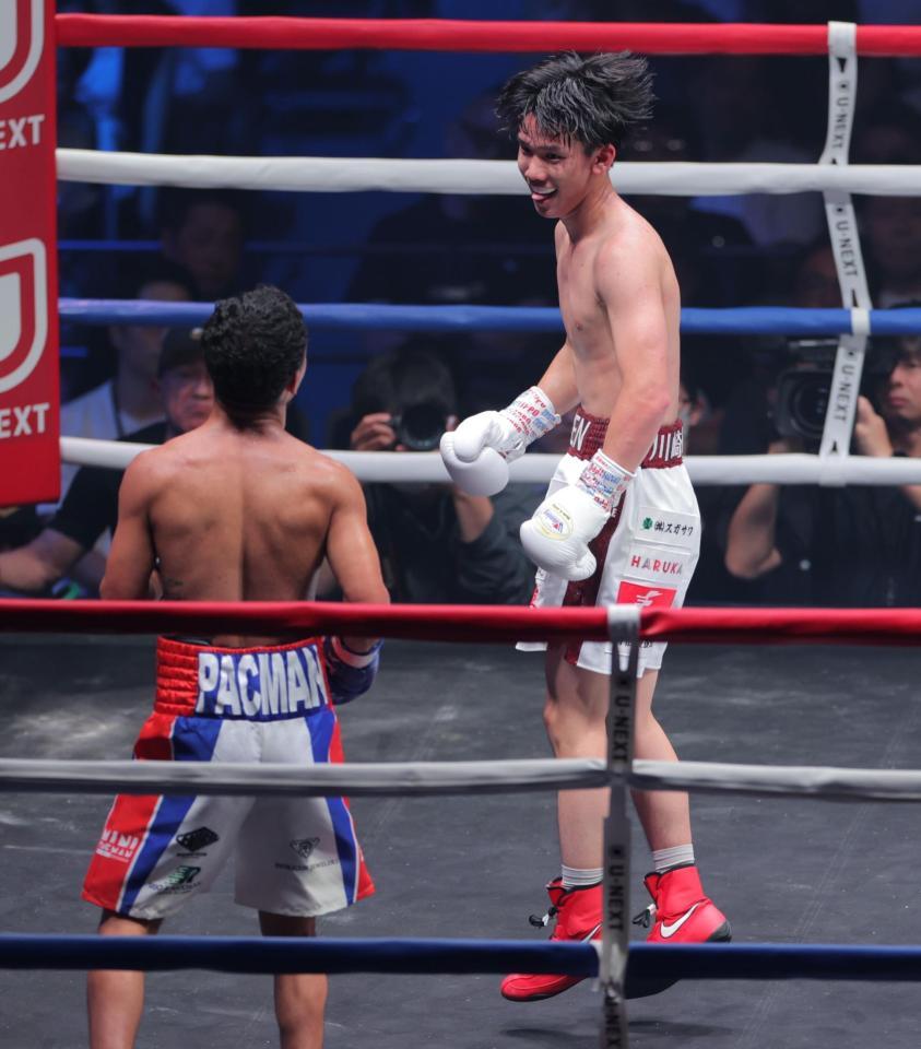 　５回の試合中、エリック・ロサ（手前）に対して笑顔を見せる対高見亨介（撮影・吉澤敬太）