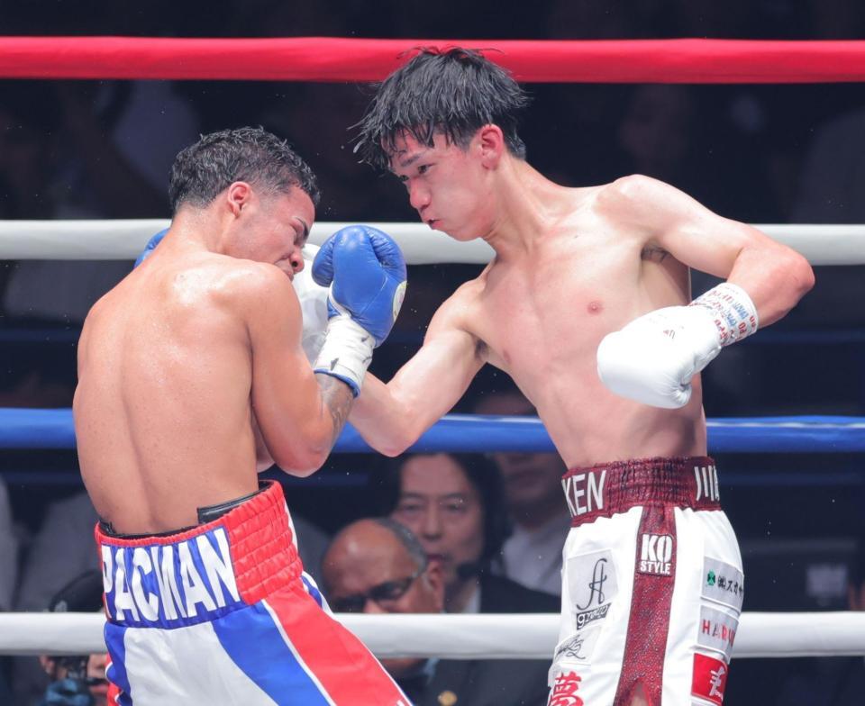 　７回、エリック・ロサ（左）に右アッパーを浴びせる高見亨介（撮影・吉澤敬太）