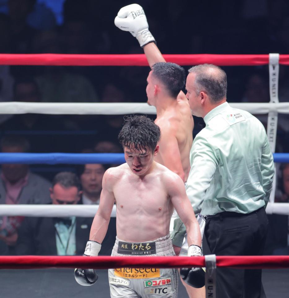 　１２回を戦い終え、うつむく寺地拳四朗（手前）と拳を掲げるリカルド・サンドバル（撮影・吉澤敬太）