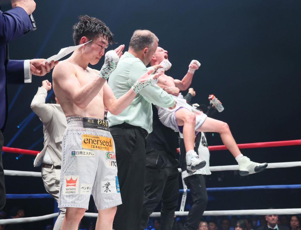 　リカルド・サンドバルに敗れた寺地拳四朗（左）＝撮影・石井剣太郎