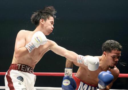 　４回、高見亨介の左ストレートがエリック・ロサの顔面をとらえる（撮影・石井剣太郎）　