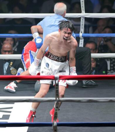 　１０回、エリック・ロサにＴＫＯ勝利した高見亨介＝横浜ＢＵＮＴＡＩ（撮影・吉澤敬太）