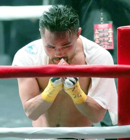　王座奪取に失敗し、客席に手を合わせる比嘉大吾（撮影・吉澤敬太）
