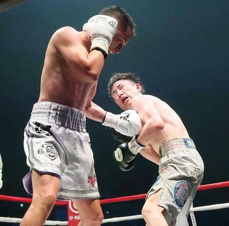 　１２回、サンドバル（左）に攻められる寺地（撮影・石井剣太郎）