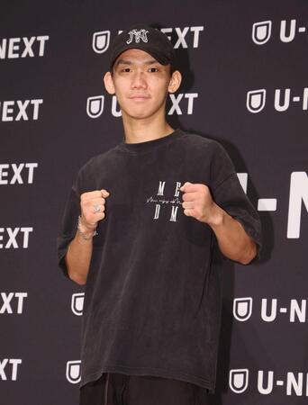 　会見を終えポーズを決める高見亨介（撮影・石井剣太郎）