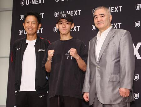 　会見を終えポーズを決める（左から）田中繊大氏、高見亨介、浜田剛史氏（撮影・石井剣太郎）