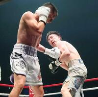 　１２回、サンドバル（左）に攻められる寺地（撮影・石井剣太郎）