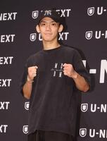 　会見を終えポーズを決める高見亨介（撮影・石井剣太郎）