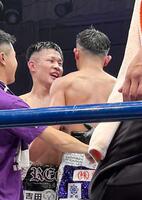 　壮絶な打ち合いの末、逆転のＴＫＯ勝利でタイトルを手にした斎藤麗王（左）と健闘をたたえ合う渡辺海