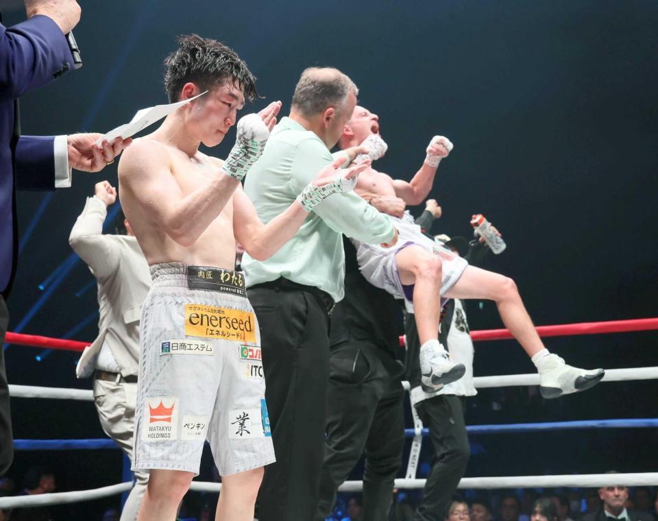 　判定でリカルド・サンドバル（右）に敗れた寺地拳四朗