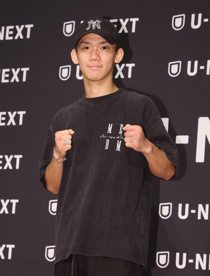 　会見を終えポーズを決める高見亨介（撮影・石井剣太郎）