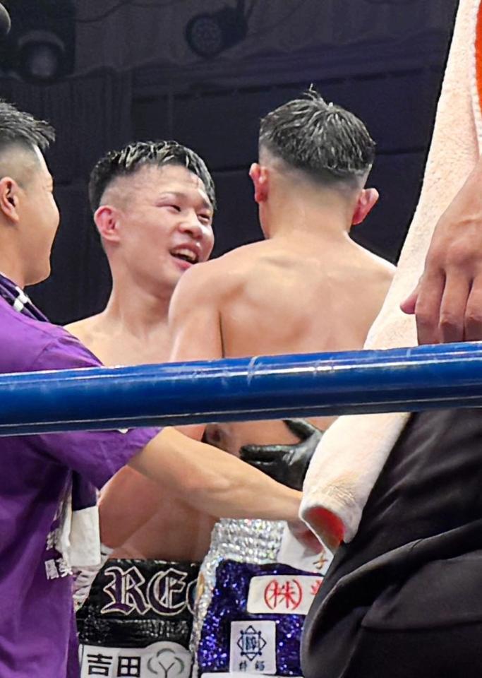 　壮絶な打ち合いの末、逆転のＴＫＯ勝利でタイトルを手にした斎藤麗王（左）と健闘をたたえ合う渡辺海