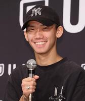 　会見で笑顔を見せる高見亨介（撮影・石井剣太郎）