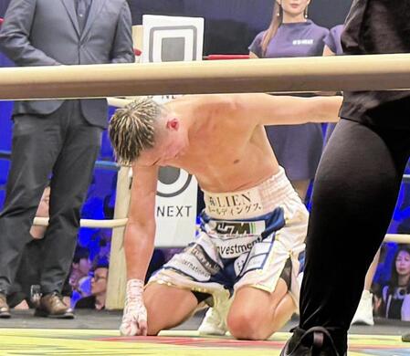 　引き分けで王座獲得を逃し、膝から崩れ落ちる神足茂利