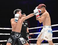 　政所仁（右）にパンチを見舞う那須川龍心