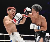 　政所仁（左）にパンチを見舞う那須川龍心