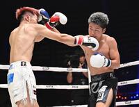 　政所仁（左）にパンチを見舞う那須川龍心