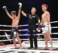 　政所仁（右）に勝利した那須川龍心