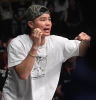 　観戦する那須川天心