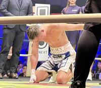 　引き分けで王座獲得を逃し、膝から崩れ落ちる神足茂利