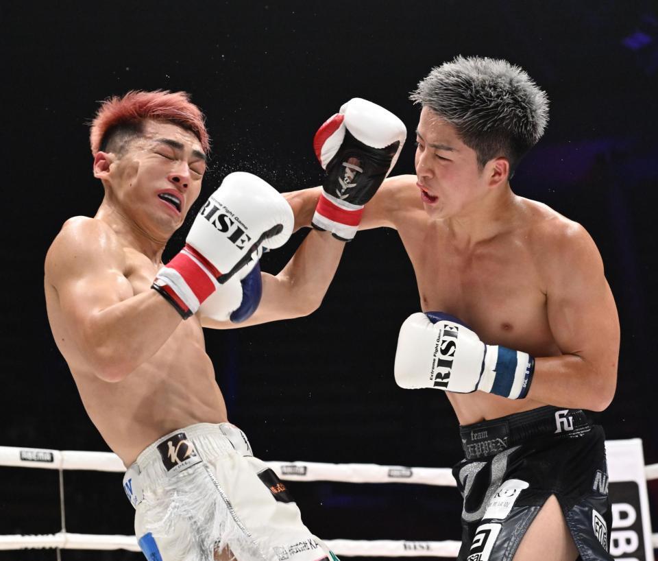 　政所仁（左）にパンチを見舞う那須川龍心